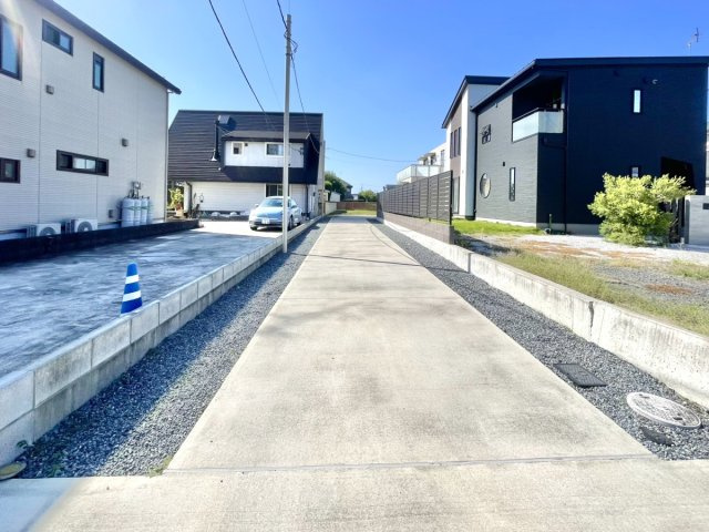 ■駐車場｜家族のイベントにも大活躍の念願のお庭付き！！管理の楽なちょうどよいサイズ感、LDKからお庭で遊ぶお子様の様子が確認できる安心の間取り設計です♪
