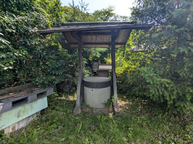 屋根付きの井戸が佇む風情あるお庭。豊かな緑に囲まれた敷地内で、日本の伝統を感じられる空間です。