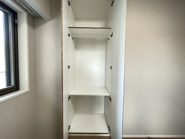 仕切りのあるクローゼットは、収納棚を追加しなくても、綺麗に整理整頓出来ます。　