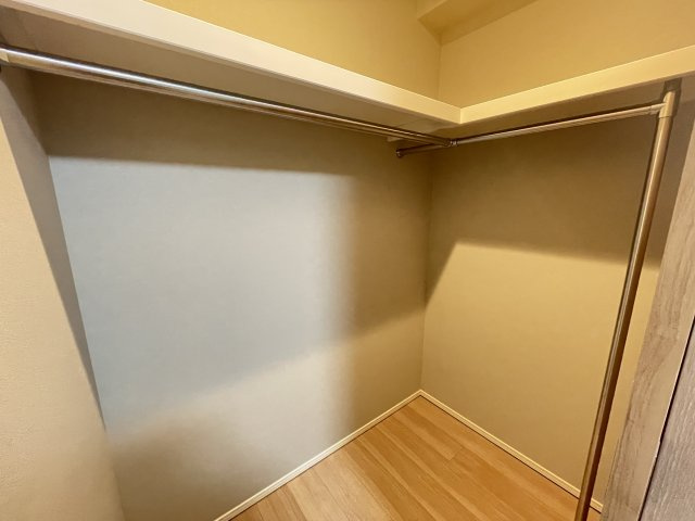 広々としたウォークインクローゼット付きで、大小様々な荷物が収納出来ます。　