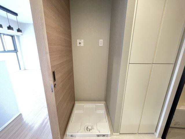 洗濯機置き場の横には棚もあり、タオルやストックもたっぷり収納出来ます。　