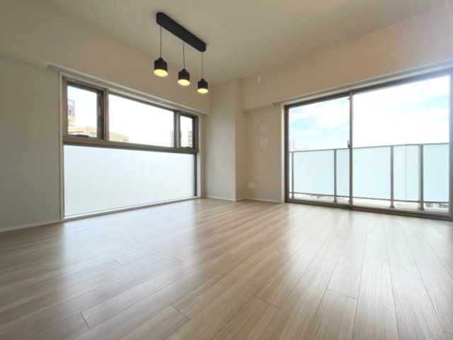 2面採光のお部屋は、日中は照明がいらないほど、明るい光が射し込みます。　