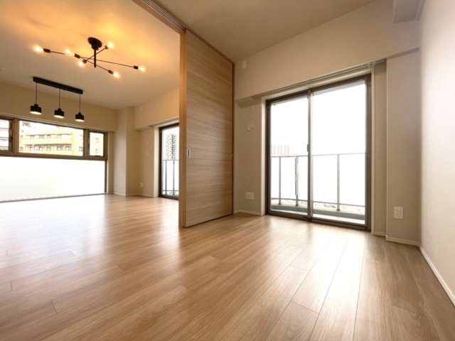 LD横の洋室は、扉を開けて解放感ある空間に。　