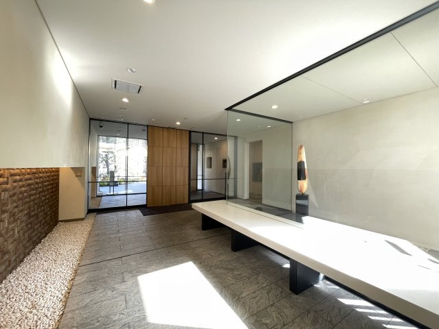 マンションの顔でもある、高級感漂うロビー。　