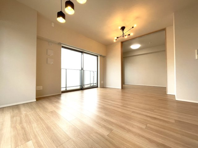 広々としたLDKは、隣接するお部屋の扉を開けて、さらに解放感ある空間に。　