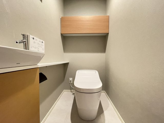 温水洗浄便座付きの清潔感あるトイレは、落ち着いた空間に。　
