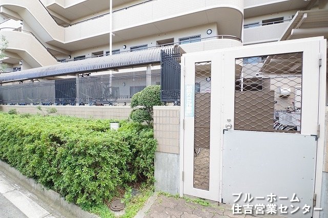 屋根付きの駐輪場がございます！