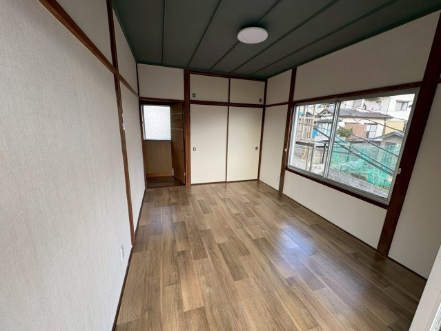 奥行きのある押入収納をしっかり備えた使い勝手の良い空間です。衣類はもちろん、布団や季節家電などの大きな荷物もすっきり収まります。収納スペースが充実しており、お部屋を広々と保ちやすいのがポイントです。