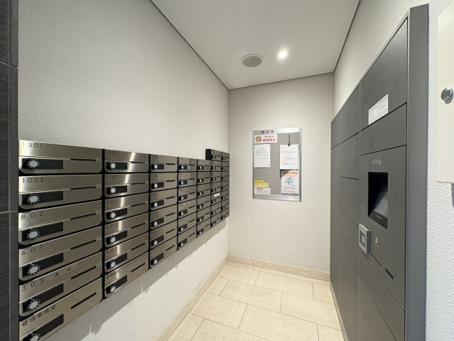 不在時でも荷物を受け取りやすく、日中仕事などで留守にすることが多いご家庭にも便利な設備です。再配達の手間を軽減でき、インターネットショッピングを利用する機会が多い方にも嬉しいポイントです。