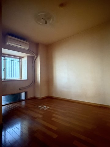 ゆったりした洋室です