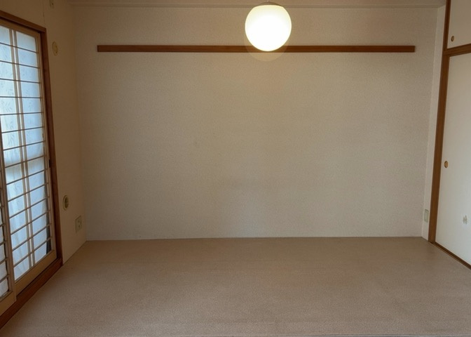 寝室でゆっくりと過ごすためにはベッド周りの適度な空間を担保することや窓の位置、照明の明るさ、寝室の広さなどを考える必要があります。自身や家族の構成とライフスタイルに併せて寝室にする部屋を選びましょう！