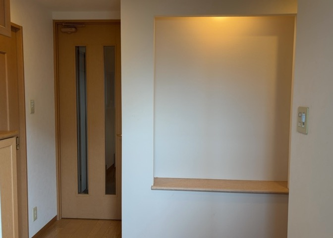 内装はとにかくおしゃれなものがいい！と選ぶ前に、まず住んだ後のことを想像してみましょう。住んでみたらコンセントの位置が悪くて使いにくいなど出てきます。事前にどの家電をどこに置くか想定しておきましょう。