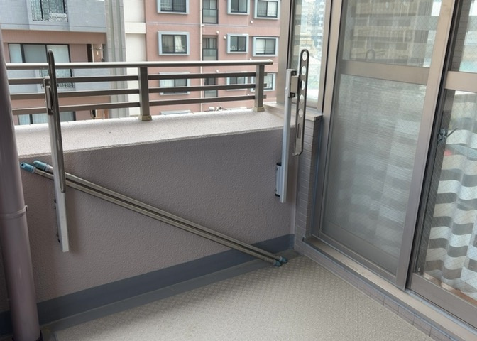 バルコニーは、室外の専用スペースのうち、「屋根がなく開放された空間」であるものを指します。ベランダより広いタイプのものが多く、日当たりもよいため家庭菜園などを楽しみたい人にとって適した環境となります。