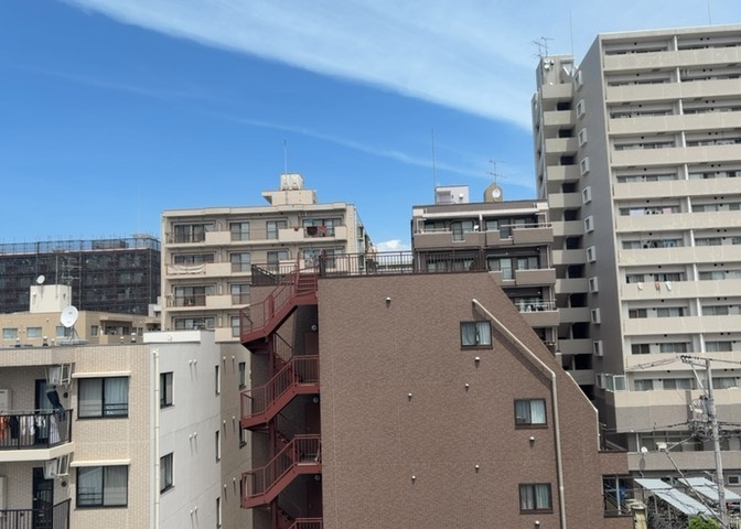 眺望の良さを楽しめるダイニングキッチンで家族団らんの時間を過ごしてはいかがでしょうか。バルコニーから見える景色を家族で眺める時間は、時間が経つのを忘れてしまいそうですね。是非、現地を見に行きましょう！