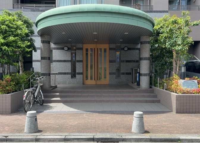 マンションのエントランスには、もともと風よけや防犯の役割がありますが、マンションによって宅配ボックスなどの設備が備わっている所もあります。日々の生活をイメージしながら生活しやすさをチェックしましょう。