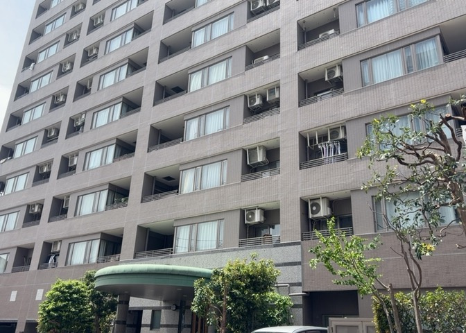 外観はマンション管理がされているかの目安になります。築年数が古いと、壁面は劣化してひび割れが生じることも！建物が古びていても細かいところが修繕されていると、きちんと管理されているなぁと感じるでしょう。