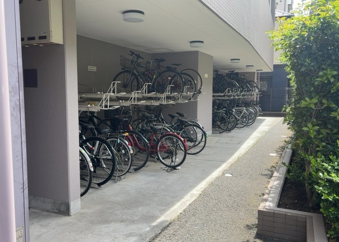 マンションの駐輪場は、事前に空きがあるか確認を取ると安心です。せっかく入居したのに駐輪スペースがない！なんてことになったら大変ですよね。そこで、内見時や購入前にはまず事前に確認しておくと良いでしょう。
