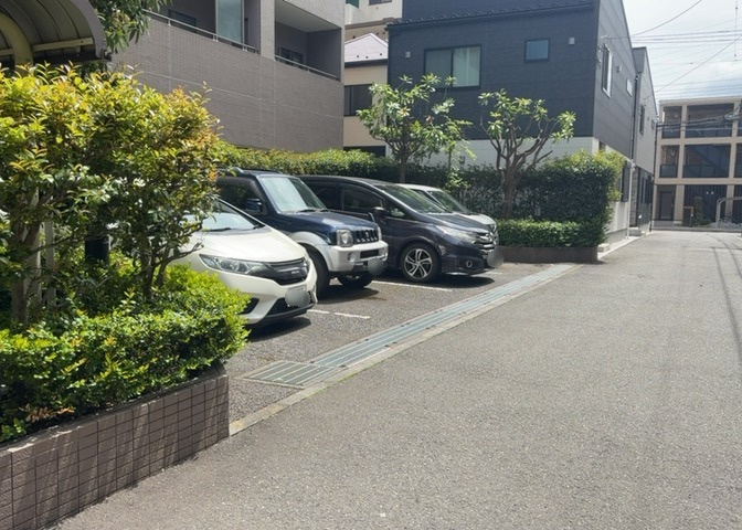 駐車場と明記されていても、最小スペースでつくられた駐車場だと大型車は駐車できなかったり、出入りしにくくなったりする可能性があります。お車のサイズと購入したい物件の駐車場のサイズを現地で確認しましょう。