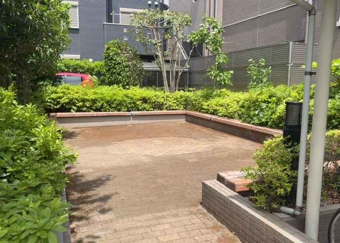 物件によっては、入居者が個人的に使用できる専用庭がついているものもあります。また、住宅の中にある土間の部分を庭と呼ぶこともあります。庭の用途は住む人によって変わり、それによってデザインもさまざまです。