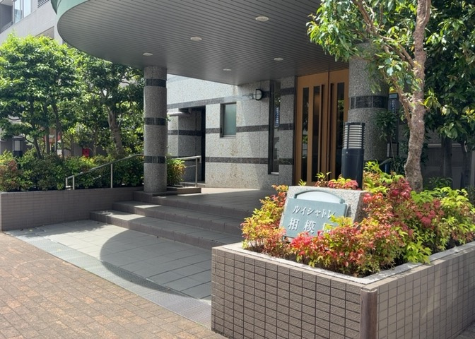 中庭（パティオ）とは、一つの建築物の内部に設けられた、壁などで囲われている庭のことを指します。コの字型、ロの字型が主流ですが、L字型の中庭もあります。最近では、インテリア性の高さからも人気があります。