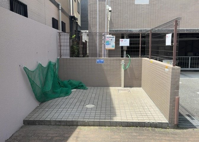 共有部分は、住民なら誰もが使える設備のこと。例えば駐車場やエレベーター、インターネット設備、セキュリティ設備などがあります。他にも、マンションの廊下・外部階段やエントランス・ゴミ置き場などがあります。
