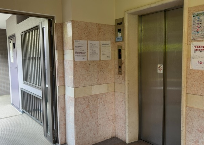 共有部分は、住民なら誰もが使える設備のこと。例えば駐車場やエレベーター、インターネット設備、セキュリティ設備などがあります。他にも、マンションの廊下・外部階段やエントランス・ゴミ置き場などがあります。