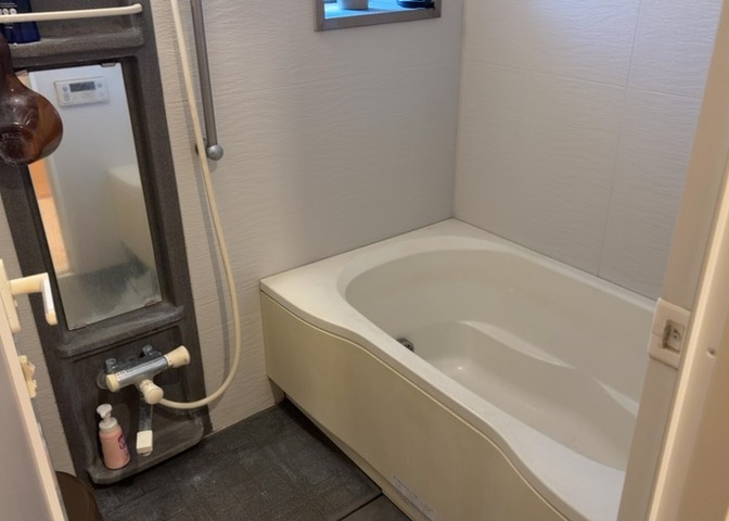 入浴時の快適さも大事なことですが、綺麗な状態を維持できなければ気持ちよく入浴できません。毎日の掃除が楽という点は大事なポイントになります！カビが生えにくく掃除がしやすい、壁や浴槽を選ぶといいでしょう。