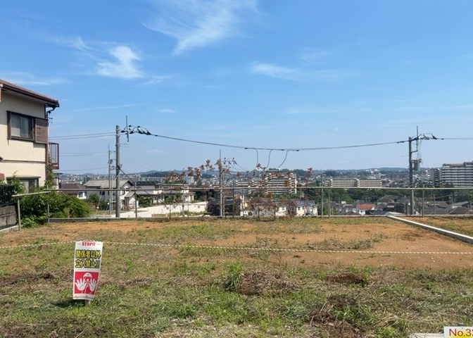 土地の前の道路に消火栓が設置されていることがあります。この場合、道路交通法第45条第1項により、駐車禁止の場所が指定されています。そのため、車庫などの駐車スペースをつくることができない場合があります。