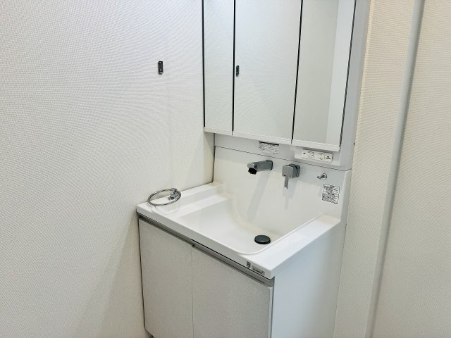 ～3面鏡付きの独立洗面台　細々している物をスッキリ収納出来ます～