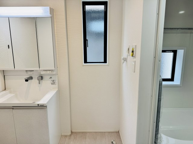 ～窓付きで明るい洗面所　換気もしやすいです～