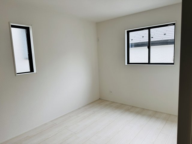 ～2階6.0帖の洋室　2面採光で明るく風通しの良いお部屋です～