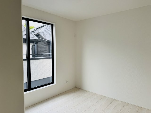 ～2階バルコニーに面している5.25帖の洋室です～
