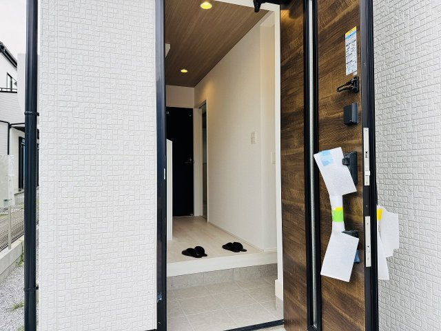 ～玄関は安心のWロックキーを採用～