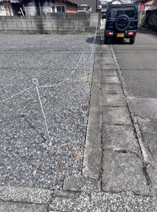道路に沿った敷地の様子。駐車スペースや出入口の計画に合わせてご確認ください。