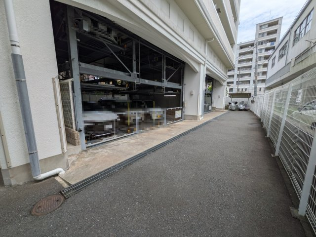 機械式の駐車場です！奥にはバイク置き場と駐輪場がございます。