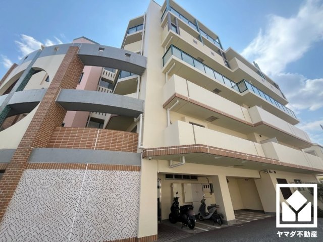 室内洗濯機置場がございますので、天候に左右されず洗濯していただけます。上部に棚があるので消耗品などをスッキリ置けるのも嬉しいポイント。