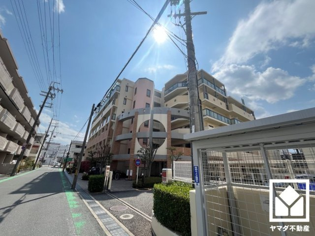 トイレにもトイレットペーパーのストックや消耗品置き場などとしてお使いいただける吊戸棚がございます。