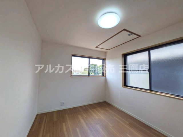 　2面に窓を備え、木目調の床が落ち着いた印象を添える洋室です。