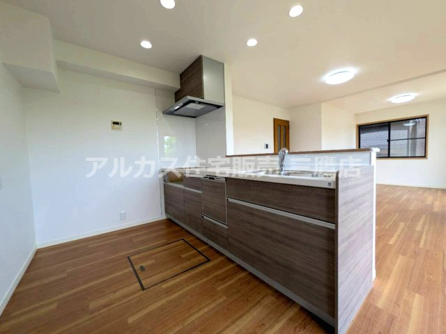 リビングを見渡せる対面キッチンには、豊富な引き出し収納を備えています。