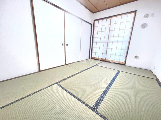 リビングには和室が隣接しています。小さなお子様のお休み場所としても活躍してくれる多目的な空間です。