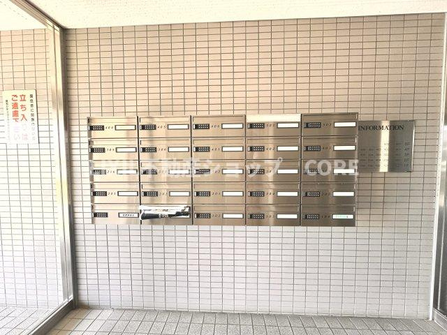 エントランス付近に設置されている郵便受けになります。