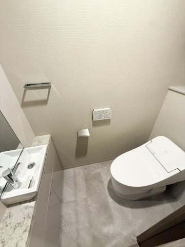 温水洗浄便座付きトイレです。