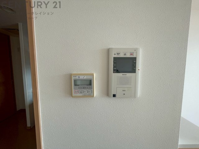 訪問者が来たときにテレビ画面で確認できるため、安心してドアを開けられます。録画機能があるものもあり、留守中に来訪者を記録しておくことができます。利便性が高く、セキュリティ面でも安心です。