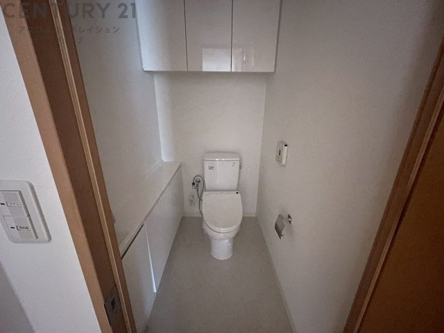 温水洗浄便座付トイレは温水洗浄機能により、暖かい水でおしりを洗浄することができ、冷たい水を使う従来の便座に比べ、温水洗浄機能で暖かいトイレを提供し、快適な使用を可能にします。