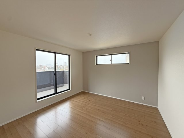 2階8帖の洋室、WIC完備。バルコニーに面した明るいお部屋です　