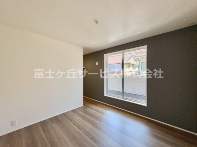 落ち着いて過ごせるお部屋なので、寝室にいかがでしょうか