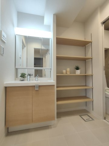 【洗面室】　清潔感の大切なパウダールーム。造作棚により整理整頓のしやすい仕様です。