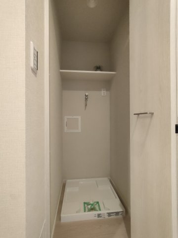 【室内洗濯機置き場】　上部の収納に洗剤のストックなども収納しやすいです。