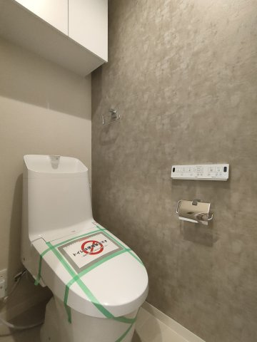 【トイレ】　洗浄機能付きトイレ。上部には収納付で、トイレットペーパー等、買い置きもしやすそうです。