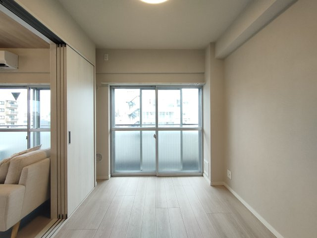 【洋室約5帖】　どんな家具にも相性の良いフローリング。お部屋もすっきりと広く見せてくれます。
